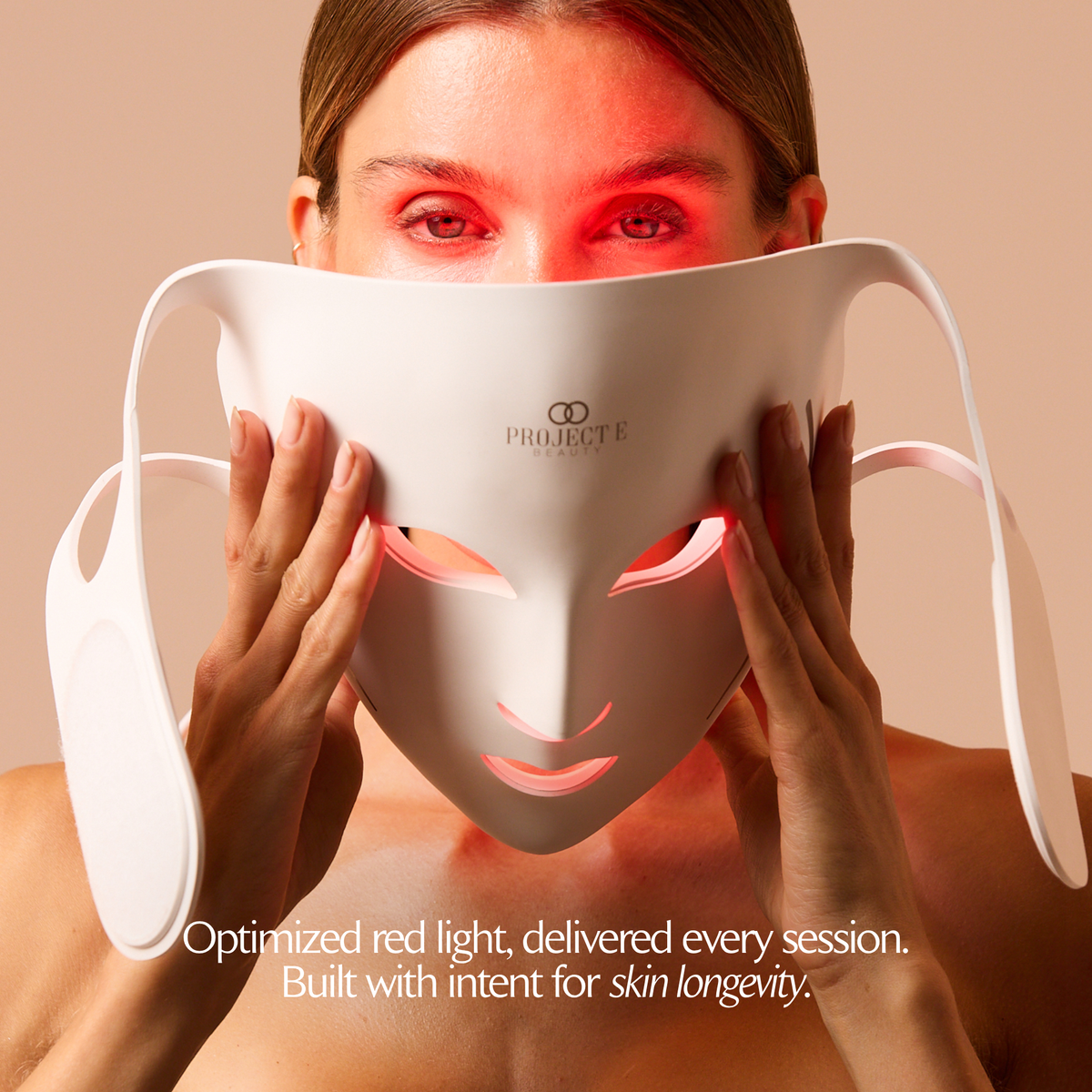 Donna con la maschera bianca LumaLux Face V2 davanti al viso e luce rossa visibile dietro