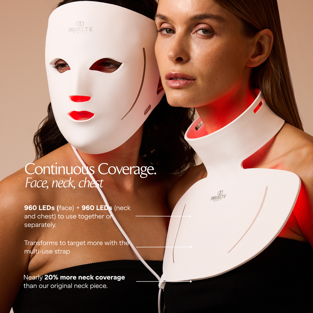 Donna indossa il pannello collo LumaLux Face+ V2 mentre tiene la maschera accanto al viso