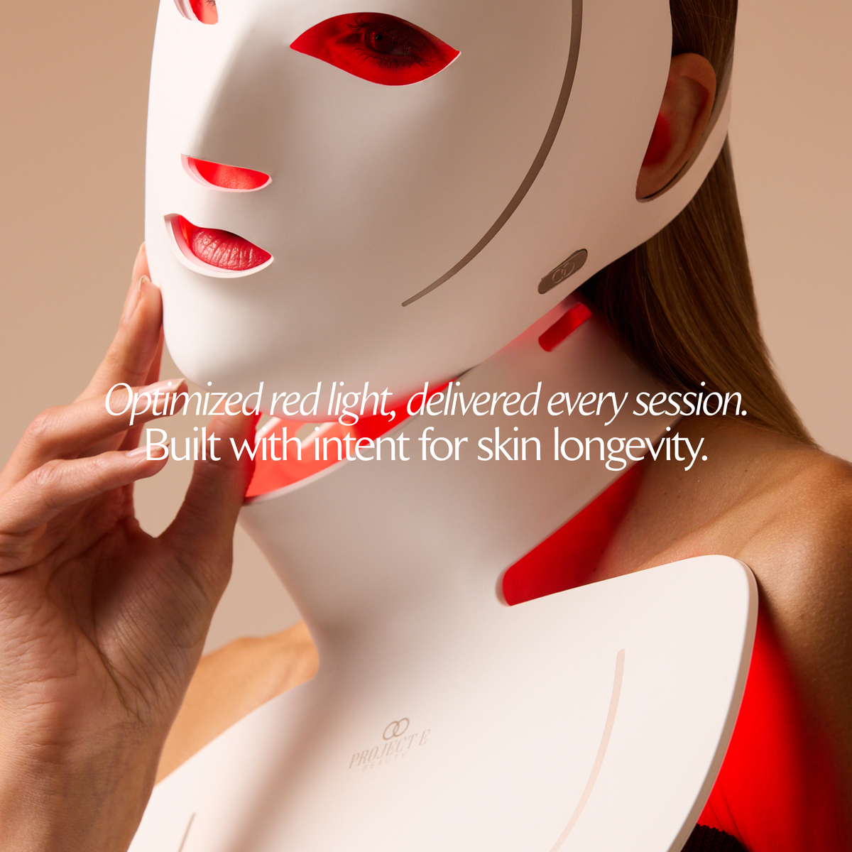 Primo piano di una donna con la maschera LumaLux Face+ V2 accesa per viso e collo